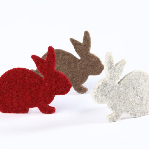 Kleiner Hase aus Filz als Dekoration zu Ostern