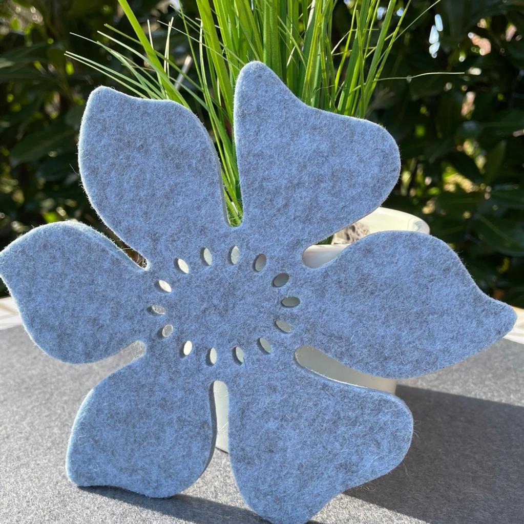 Farbe: Gletscherblau meliert - Blume aus Filz